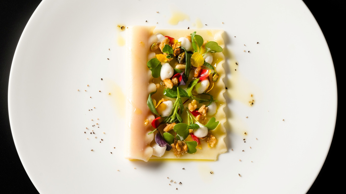 次々出てくる美しいフレンチにテンションが高まる♩4044912