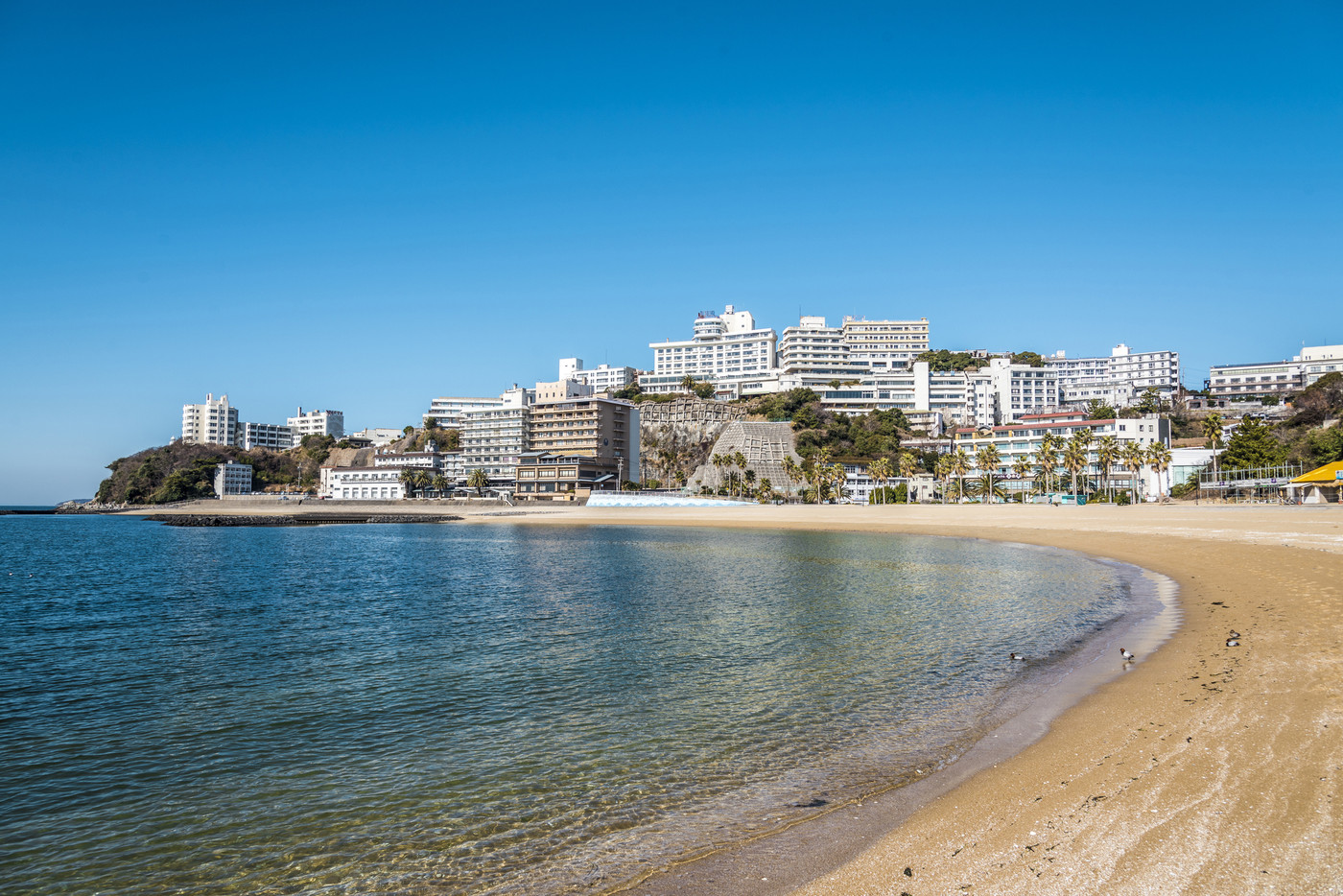 《愛知県》蒲郡市　快晴の西浦温泉と穏やかな砂浜