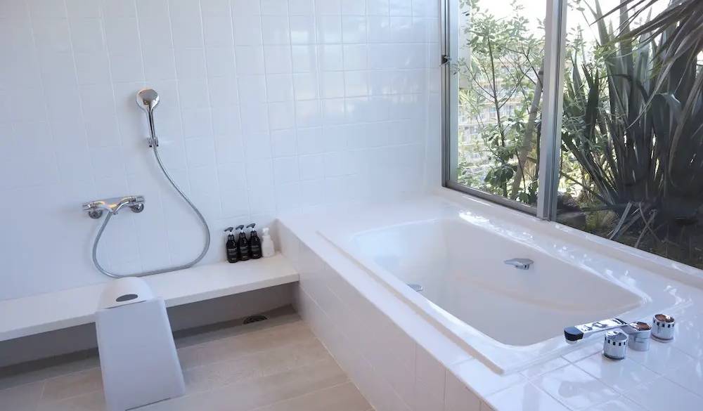 バスルームは真っ白な空間で、大きな窓があり開放的。大浴場と同じ「OSAJI(オサジ)」のアメニティや、子供用ボディーソープが用意されています。