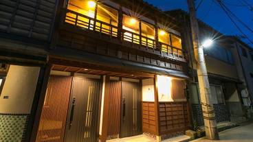 施設の正面 (日没後) / 2