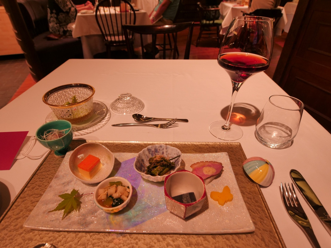 夕食はお洒落なレストランで頂けます。