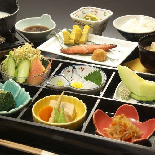 丁寧に作られた和食膳 / 1