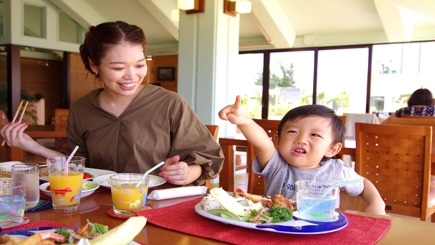 子ども食事風景