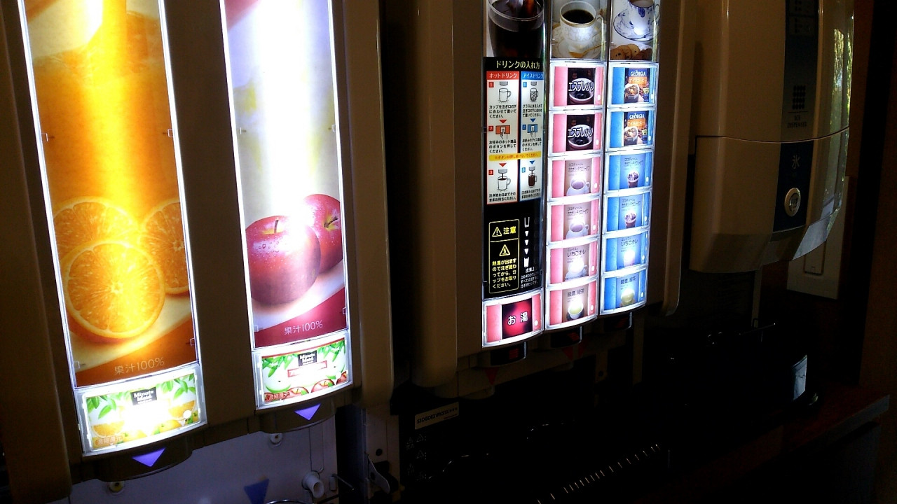 フロントには無料のドリンクサービスがあります（飲み放題）