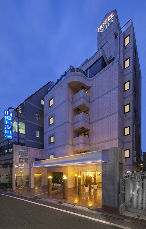 施設の正面 (日没後)