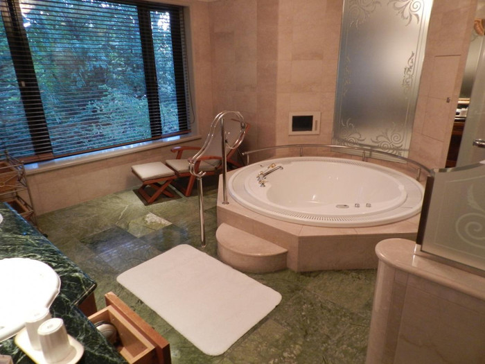 バイブラ付きの丸い浴槽にもうっとり♪つい長風呂したくなってしまいます