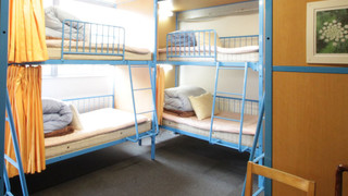 バンクベッド3台(計6ベッド)プライベートルーム共用バスルーム