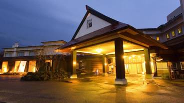 施設の正面 (日没後) / 1