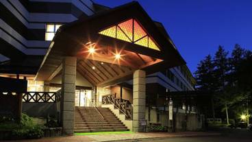 施設の正面 (日没後) / 1