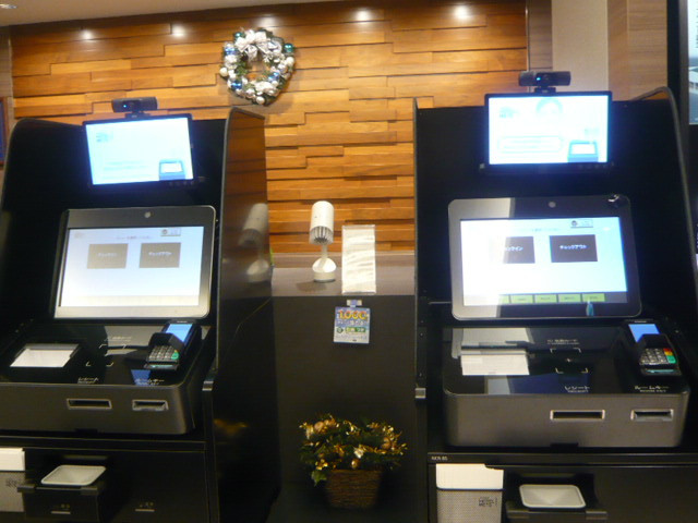 ２階のフロントの前には、セルフのチェックイン機があります。