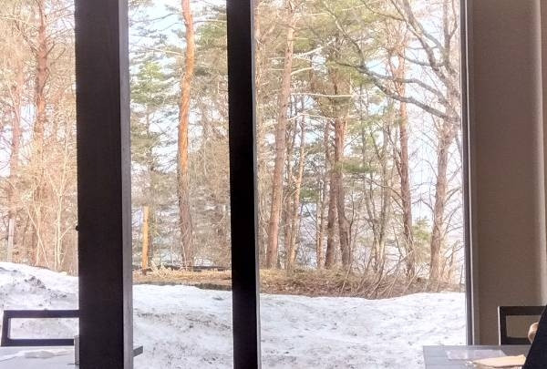 朝食会場の外は、雪が残っていました。