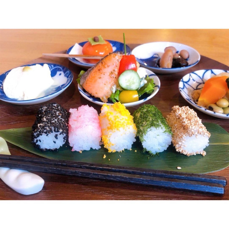 朝食メニューは、色とりどりのおにぎり、焼き鮭、野菜の煮物、煮豆、豆腐、和菓子など。宿のコンセプトでもある豆が使われていました。