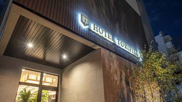 施設の正面 (日没後) / 3