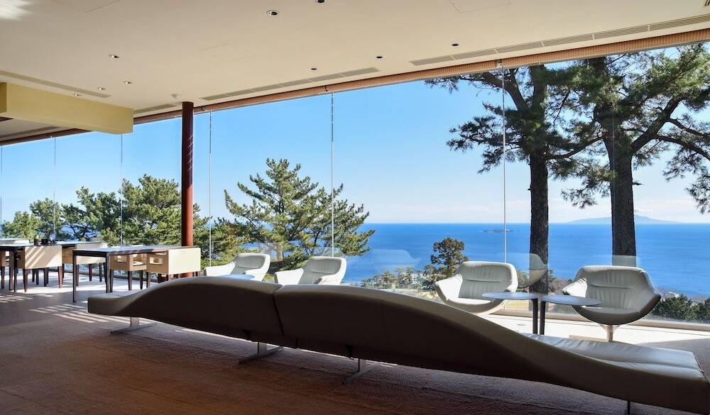 名コースを備えた
上品で開放的な宿へ / 2