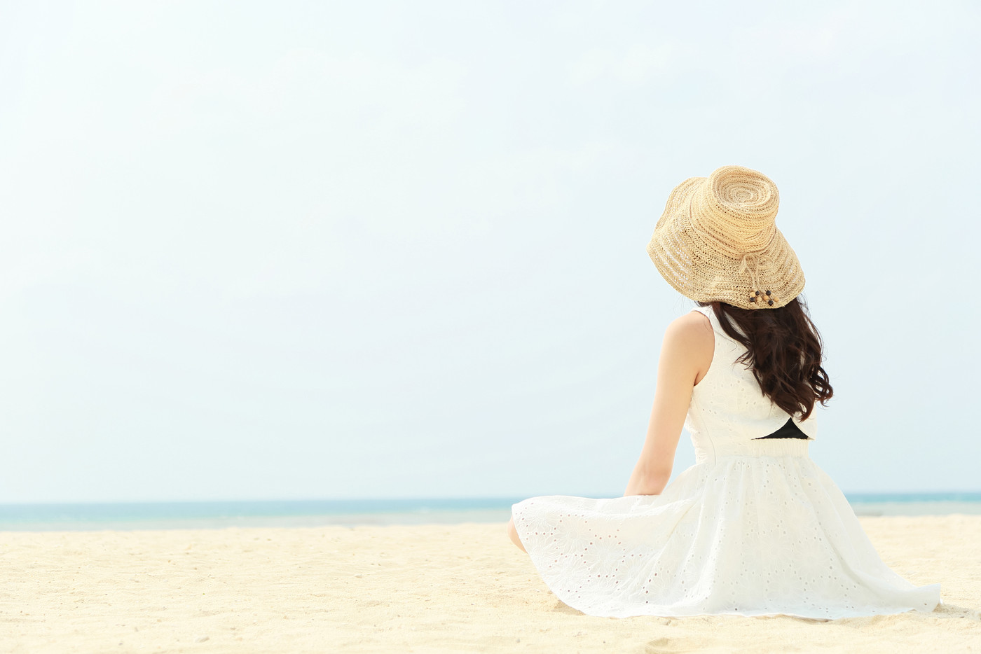 砂浜に座る女性