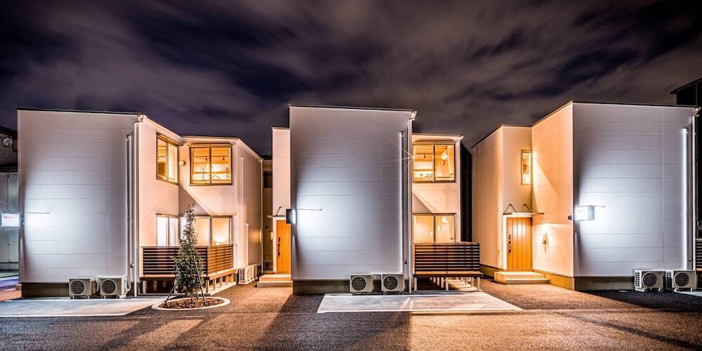 施設の正面 (日没後)