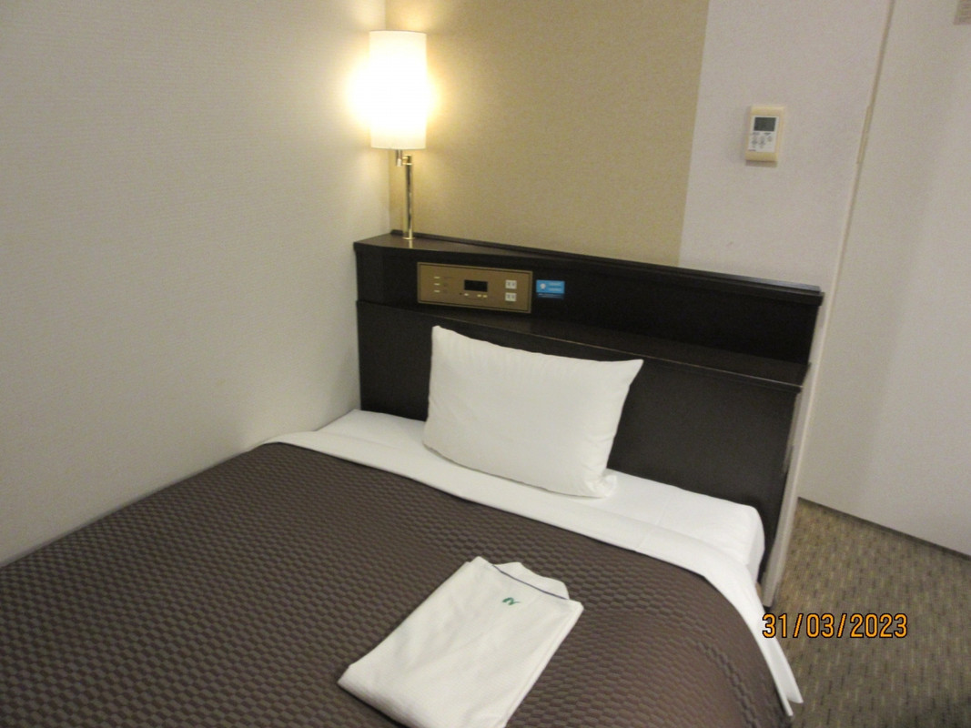 部屋とベッド。