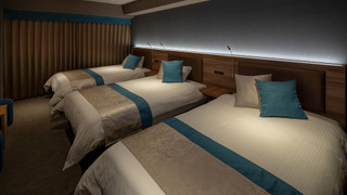 訳ありトリプルルーム (早朝から騒音が発生します)