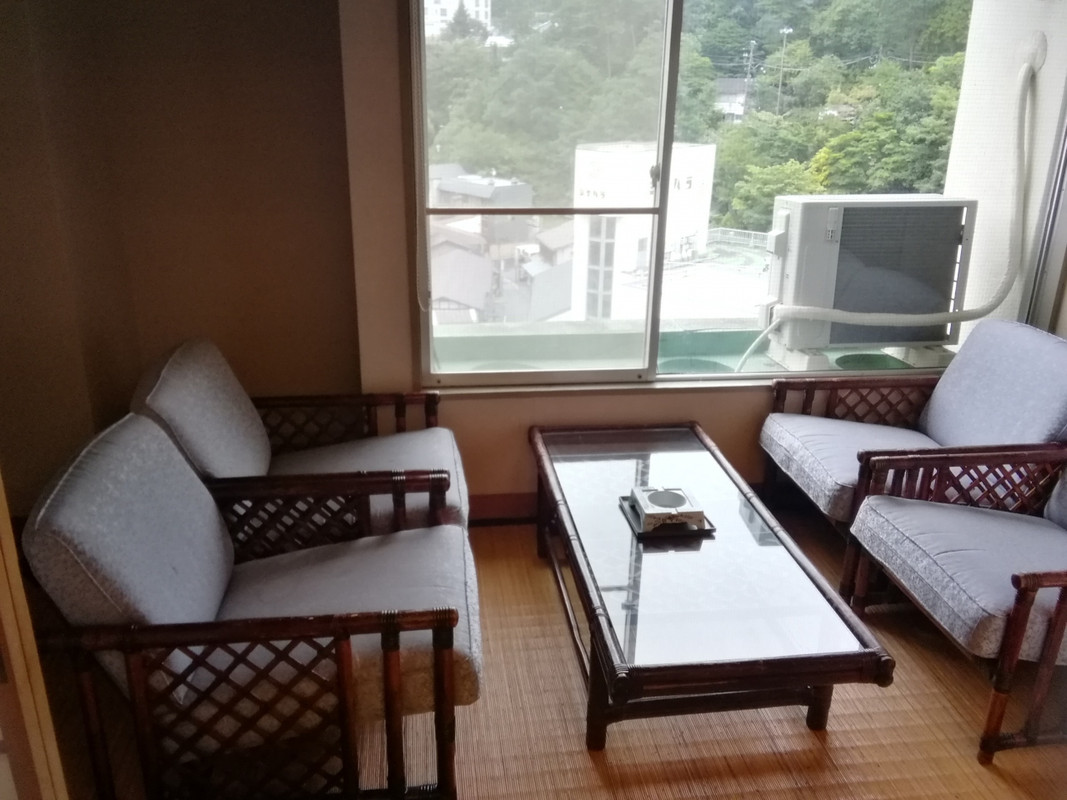 窓の下は湯畑が一望