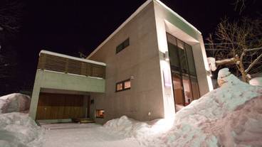 施設の正面 (日没後) / 1