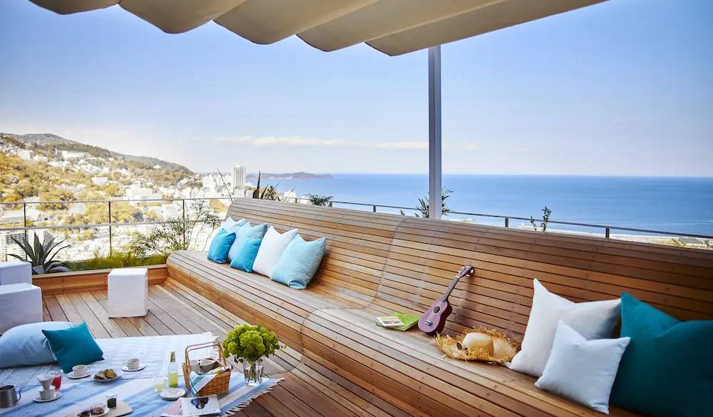 屋外テラス「テラスリビング」は、この客室の大きな魅力のひとつ。ベンチに腰かけて日中は海を、夜は夜景を楽しみながら、思い思いの時間を過ごしてみて。