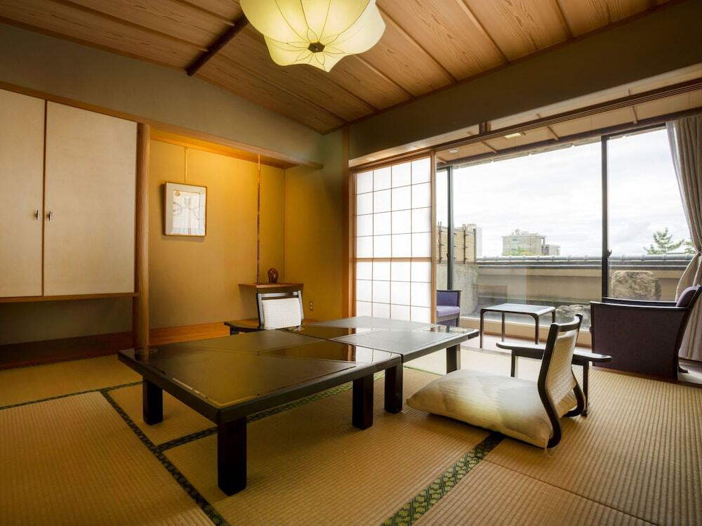 源泉かけ流しの温泉とディナーブッフェを堪能4246680