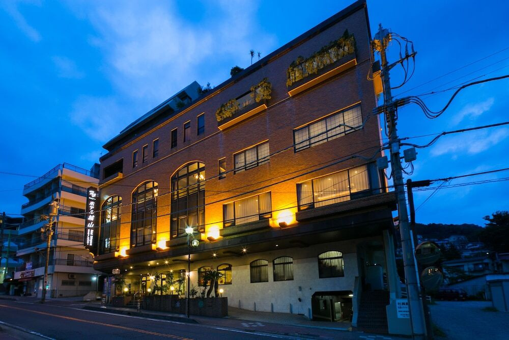 施設の正面 (日没後)