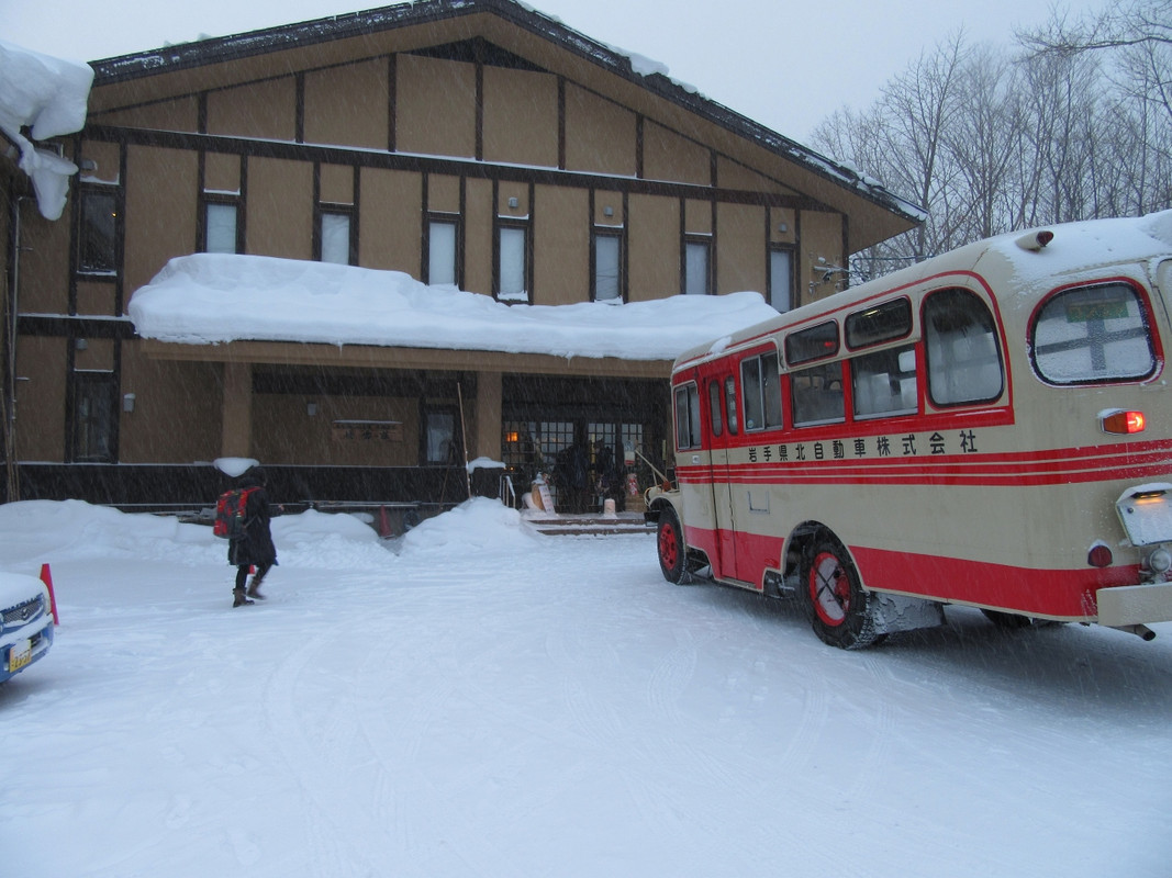 バス停は玄関前です