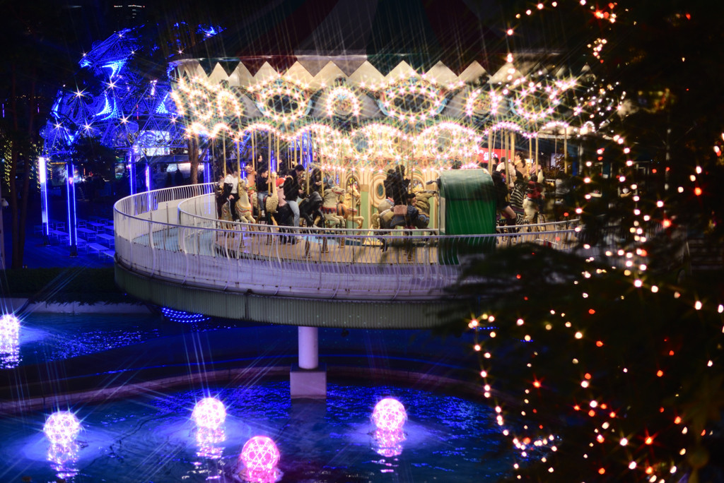 まばゆい夜のアトラクションにワクワク♪3520699