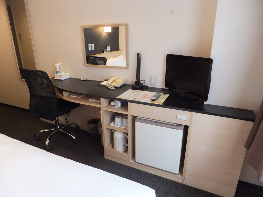 長目のデスクと備品も集約