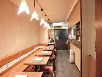 「お餅と日本茶の専門店　月光」内観 1165359 店内のテーブル席の風景です
