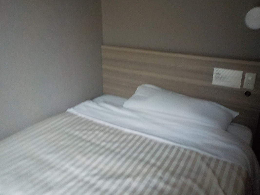 ダブルベッドですが眞十の硬さも程よいもので寝やすいです。