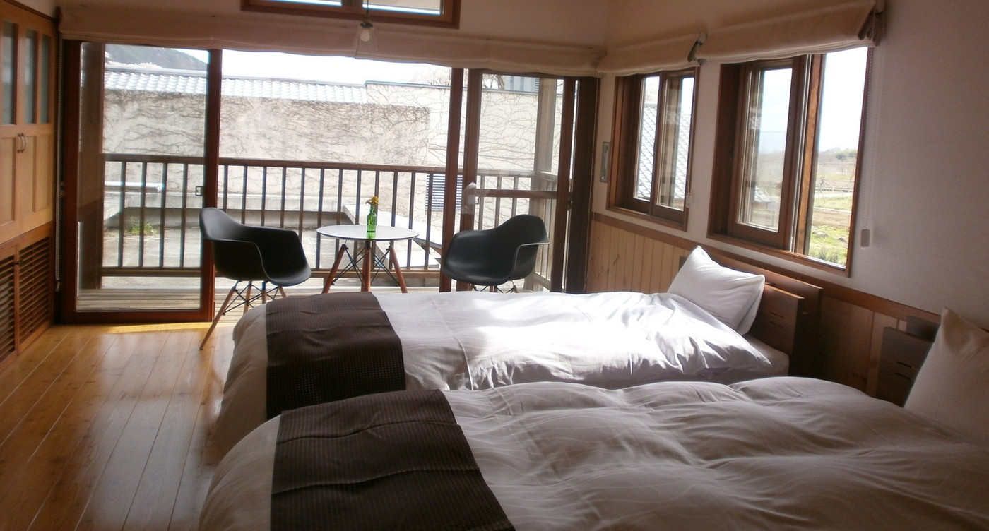 ノスタルジックな食器で食べる給食4072184