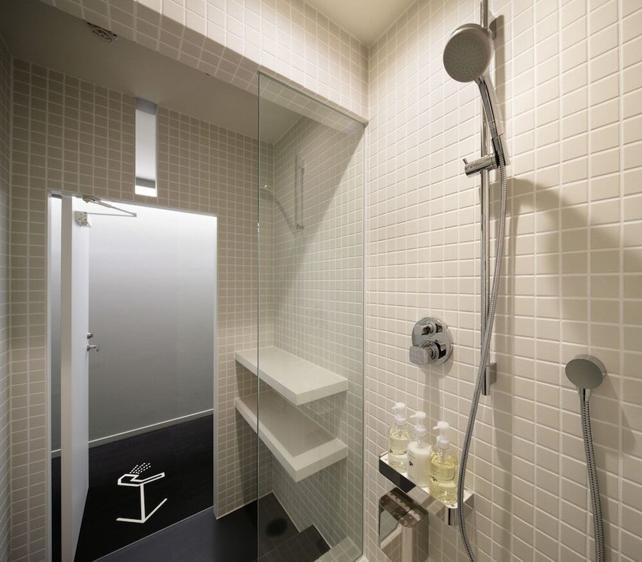 バスルームのシャワー