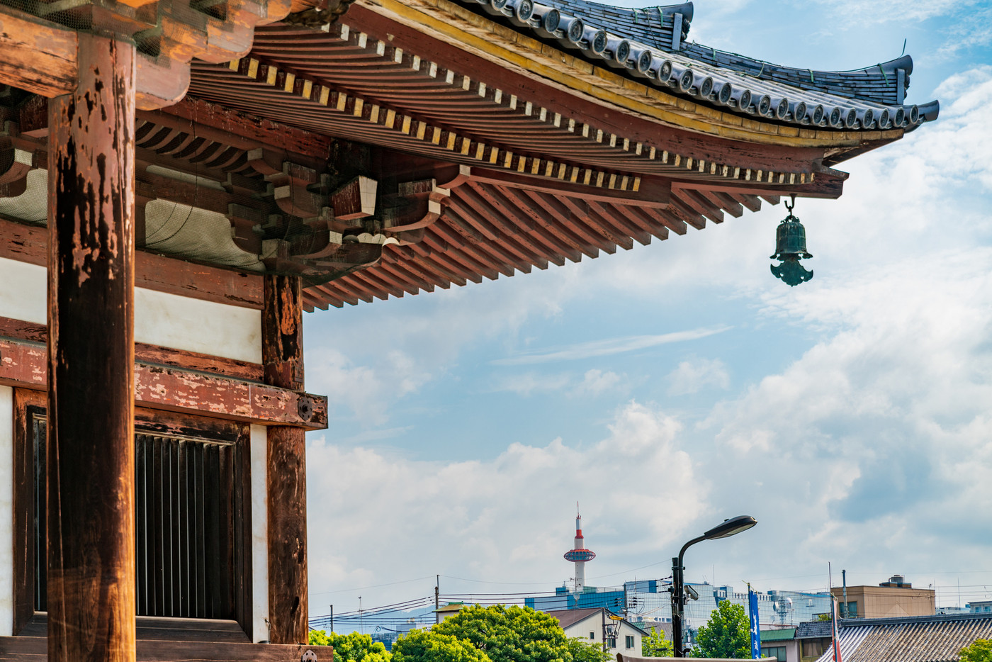夏の東寺食堂と京都タワー 京都