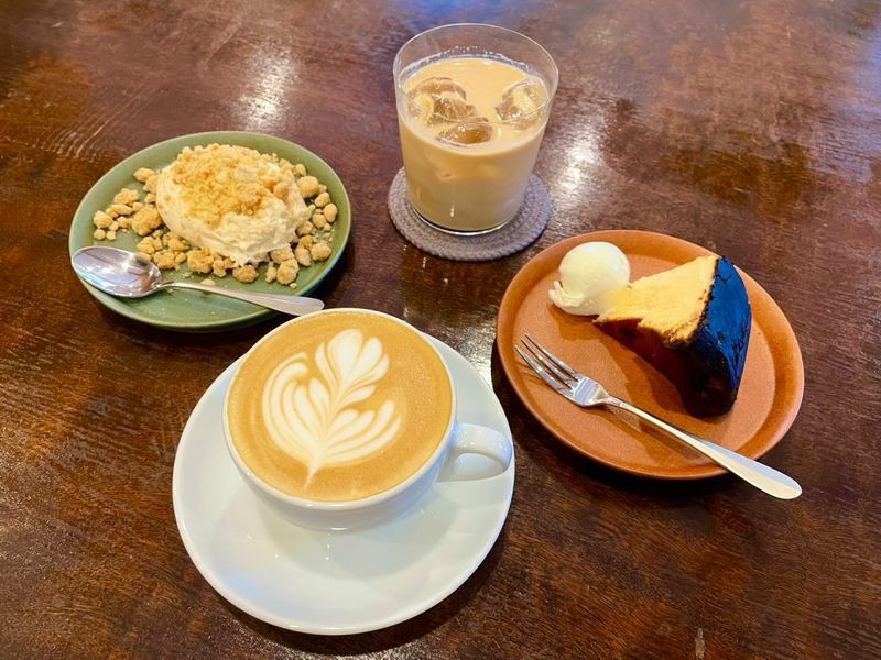 軽食や自家製スイーツとともにいただくコーヒーは格別。コーヒーの他、クラフトビールやナチュラルワイン、日本酒などのアルコールも扱う / 3