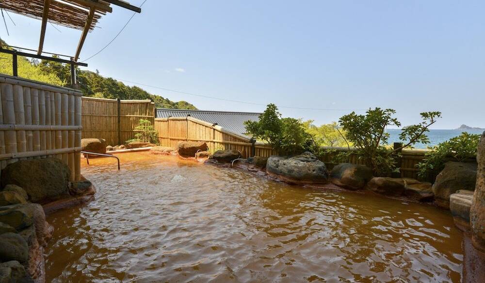 手足を伸ばせる大浴場で
海を眺めながらの入浴 / 2