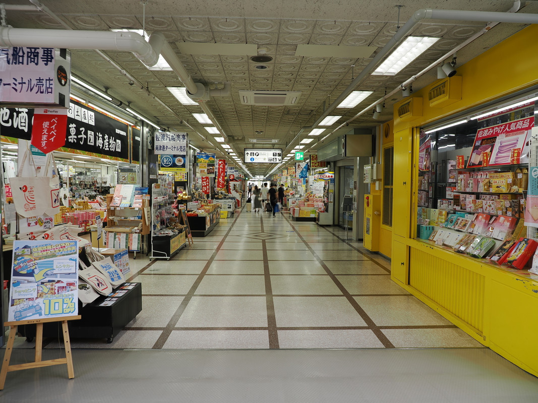 両津港ターミナル 商店街