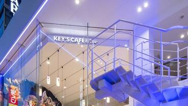 施設の正面 (日没後) / 3