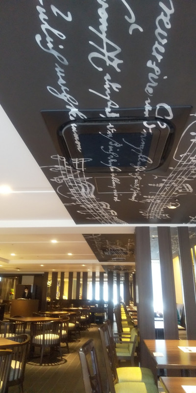 バッハをBGMに聞きながらの朝食は生まれて初めての体験です。