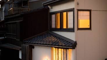 施設の正面 (日没後) / 1