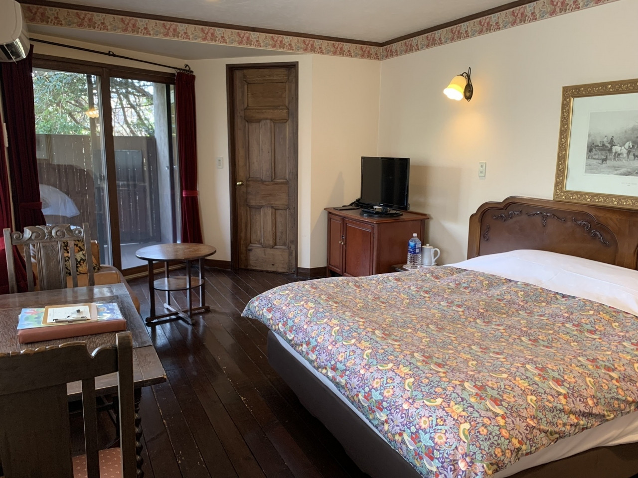 別荘感覚で利用できる、メゾネットタイプのアンティークホテル4245759