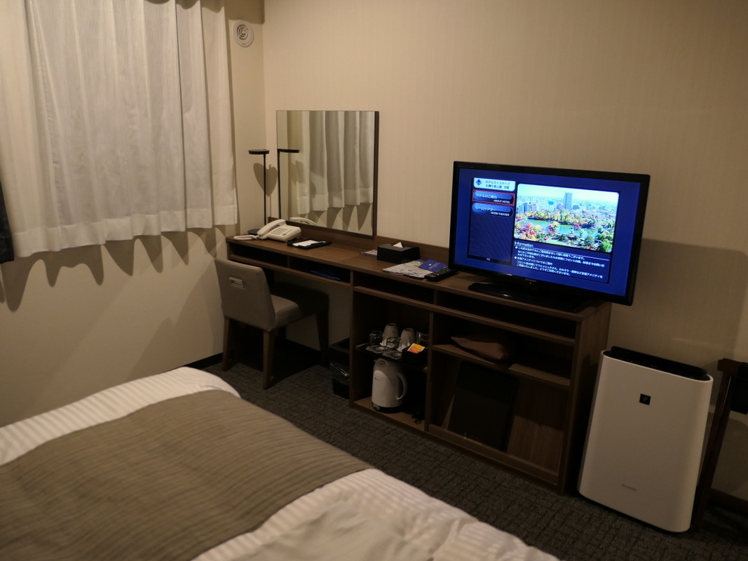 デスクは小さめ