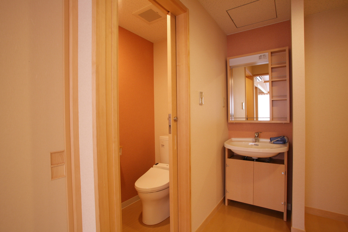 独立タイプが嬉しい洗面台とトイレ3478771