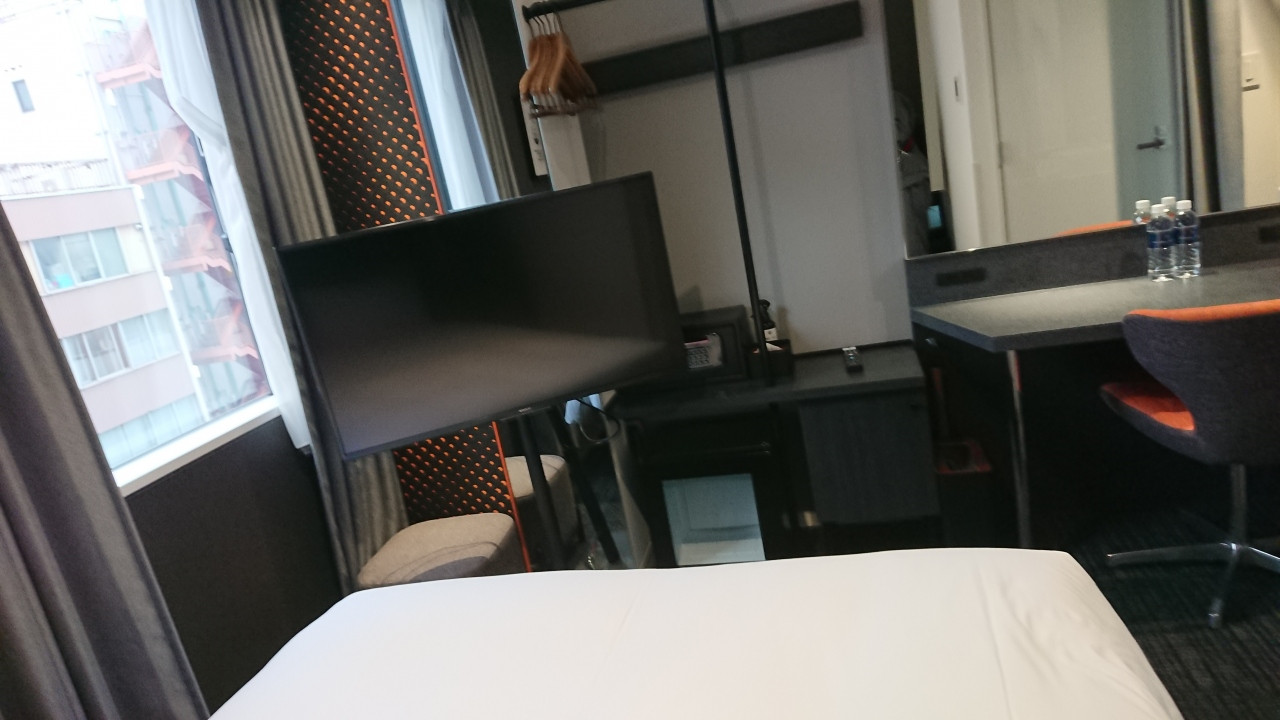 テレビ先にセキュリティ。下に冷蔵庫。右扉の中はポット&カップ