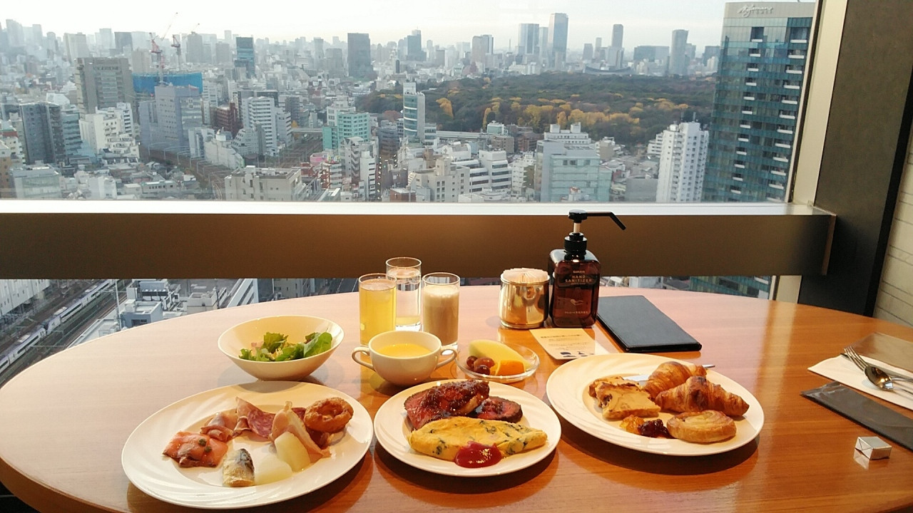明治神宮側に朝食