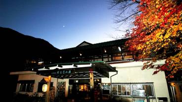 施設の正面 (日没後) / 1