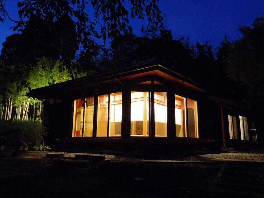 施設の正面 (日没後)