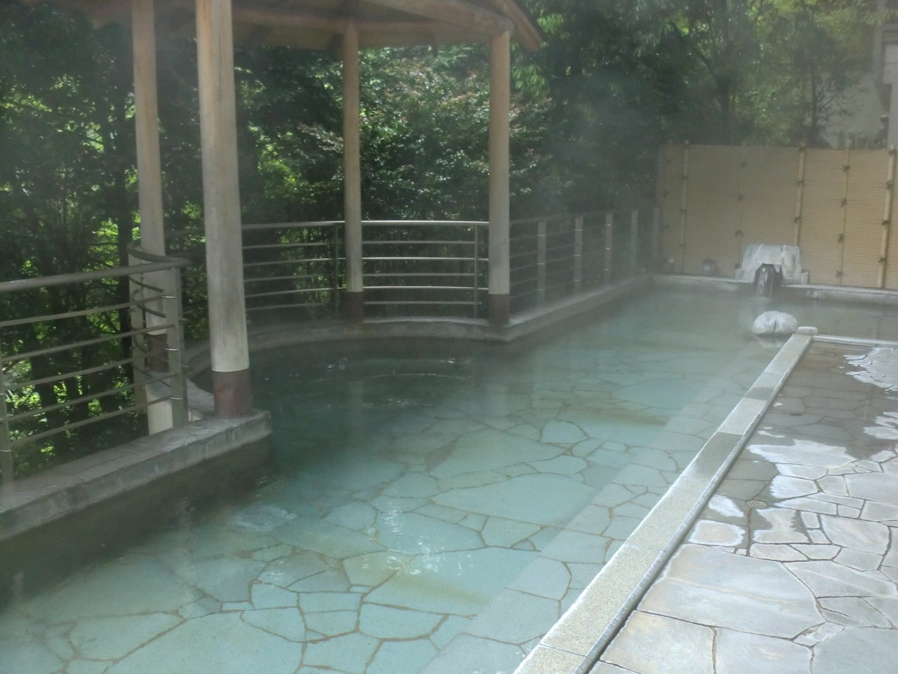 隣接ホテルの大浴場や露天風呂、足湯にも入浴可。湯めぐりを楽しもう3725286