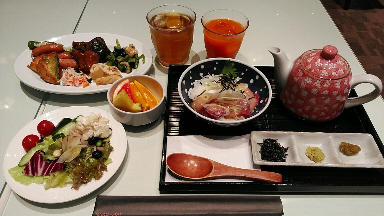 地元食材をふんだんに使ったハーフビュッフェの食事を楽しむ！3644227